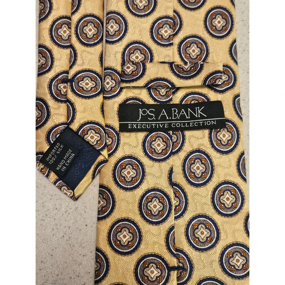 Jos. A. Bank Executive Collection Gold Medallion Silk Tie Geometric Mens 58x4